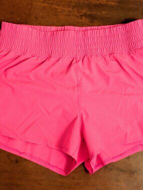 GAP Fit Mid-Rise Runaround Shorts, M, bright pink